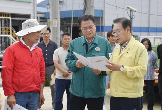 방기선(가운데) 기획재정부 제1차관이 24일 집중호우로 인해 피해를 입은 충북 괴산군을 방문, 피해 현장에서 설명을 듣고 있다. 기획재정부 제공.