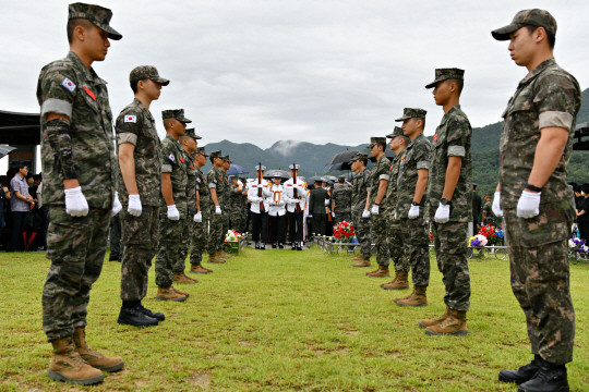 22일 국립대전현충원에서 열린 고 채수근 해병대 상병 안장식에서 해병대 전우들이 도열해 있다. 국가보훈부 제공