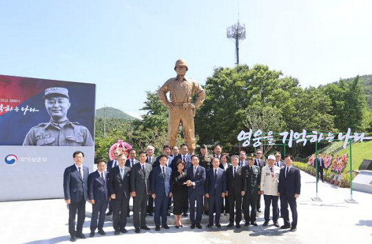 박민식 국가보훈부 장관(앞줄 왼쪽 여섯째)이 지난 7월 5일 경북 칠곡군 다부동전적기념관에서 열린 백선엽장군 동상 제막식에 참석해 주요 내빈과 함께 백선엽장군 동상 제막식후 기념사진을 촬영하고 있다. 국가보훈부 제공