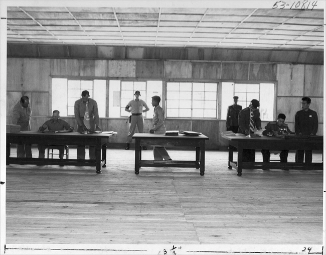 1953년 7월 27일 판문점에서 유엔군 측 윌리엄 K 해리슨(왼쪽 두 번째) 미국 육군 중장과 북한군의 남일(오른쪽 두 번째) 대장이 정전협정서에 서명하고 있다. 자료사진