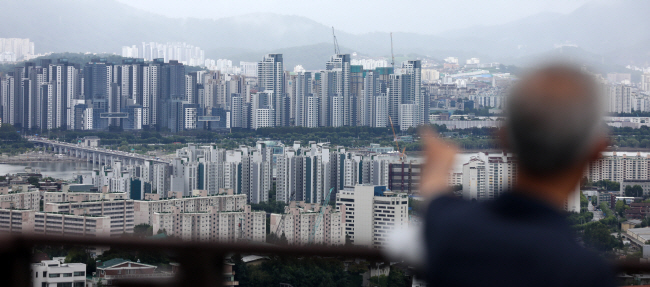 전국 주요 아파트 가격을 지수화한 KB 선도아파트 50지수가 20개월 만에 최대 폭으로 상승한 가운데, 주택담보대출을 중심으로 한 가계대출도 지난 6월 말 기준 1062조 원으로 역대 최대치를 기록했다. 사진은 23일 서울 도심의 아파트 단지 전경.  뉴시스