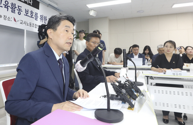 이주호 부총리 겸 교육부 장관이 24일 서울 영등포구 한국노총 교사노동조합연맹 사무실에서 열린 교사 교육활동보호를 위한 간담회에 참석해 모두 발언을 하고 있다. 뉴시스