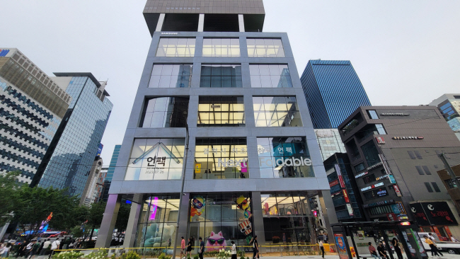 삼성전자가 지난 12일부터 서울 서초구의 삼성 강남 외벽에 선보인 ‘삼성 갤럭시 언팩 2023: Join the Flip Side’(플립과 함께 새 세상으로) 대형 언팩 광고. 삼성전자 제공