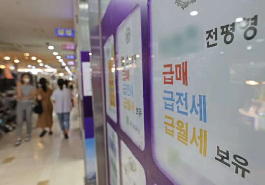 지난 4일 서울 송파구의 한 부동산 중개업소에 전세 관련 안내문이 붙어 있다. 사진=연합뉴스