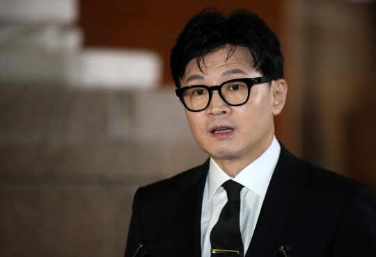 한동훈 법무부 장관이 26일 오전 서울 여의도 국회에서 열리는 법제사법위원회 전체회의에 참석하기 전 취재진 질문에 답변하고 있다. 뉴시스