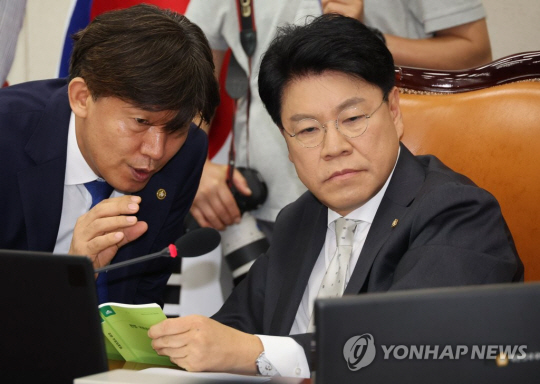 장제원 국회 과학기술정보방송통신위원회 위원장이 26일 오전 국회에서 열린 과방위 전체회의에서 관계자와 대화하고 있다. 연합뉴스.