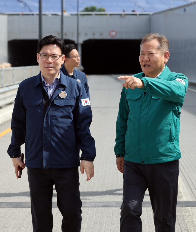 26일 이상민(오른쪽) 행정안전부 장관이 24명의 사상자가 발생한 충북 청주시 흥덕구 오송읍 궁평 제2지하차도를 둘러보고 있다. 이 장관은 직무 복귀 후 이틀째 수해현장을 방문했다.   연합뉴스