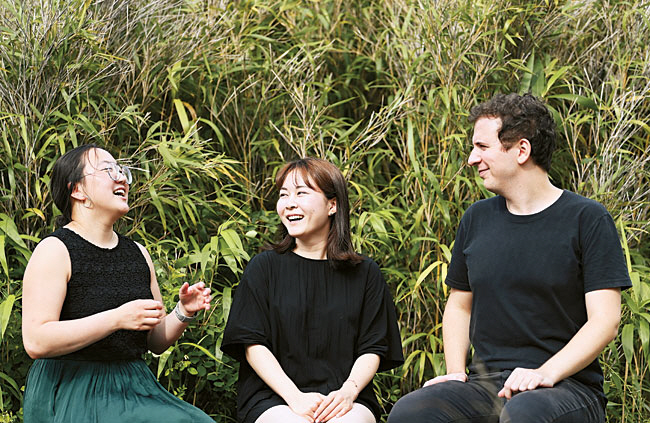 노르웨이로 입양된 윤 빅토리아 이미슬런드(왼쪽 첫 번째) 씨가 튀르키예의 이스마일 아슬란(〃세 번째) 씨, 한국의 박미서(〃두 번째) 씨와 25일 서울 유네스코한국위원회 사무실에서 할아버지들에게 들은 6·25전쟁의 실상과 평화의 중요성에 대해 이야기하고 있다. 백동현 기자
