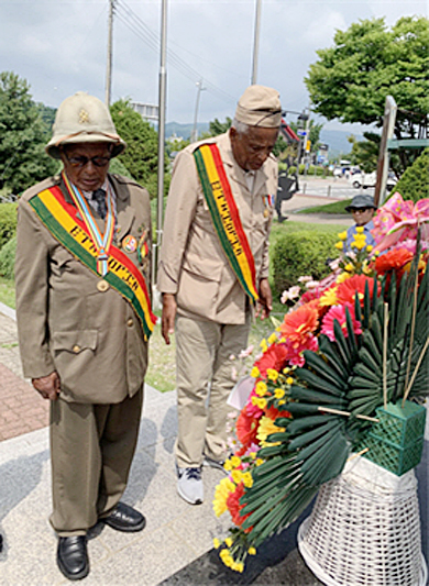 강원 춘천 에티오피아 한국전참전기념비 앞에서 헌화 후 묵념하는 에티오피아 강뉴부대 테레페 이그자우(91·왼쪽), 쉐파라우 바라투(89·오른쪽) 참전용사. 국방홍보원 제공