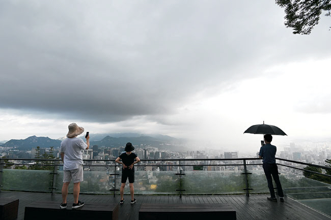 전국 곳곳에서 소나기가 내린 26일 오전 서울 남산에서 바라본 하늘에 비구름이 드리워져 있다.  문호남 기자