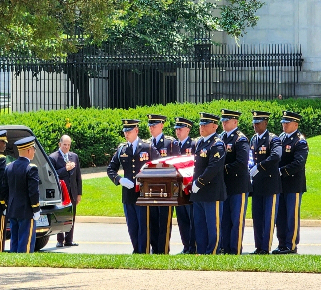 25일 미국 워싱턴 DC 인근 버지니아주 알링턴 국립묘지에서 로버트 세네월드 전 한미연합사 및 주한미군 사령관의 안장식이 진행되고 있다.  연합뉴스