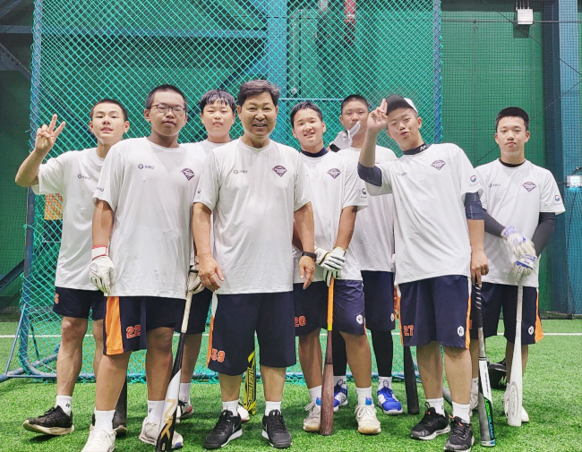 이만수(앞줄 왼쪽 두 번째) 헐크파운데이션 이사장이 25일 KBO 유소년 포수캠프에서 중학생 선수들과 함께 포즈를 취했다.   헐크파운데이션 제공