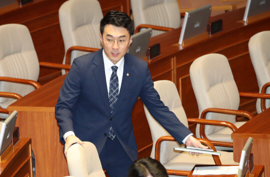 ‘코인 논란’으로 더불어민주당을 탈당한 김남국 무소속 의원이 27일 오후 국회 본회의에 참석하고 있다. 뉴시스