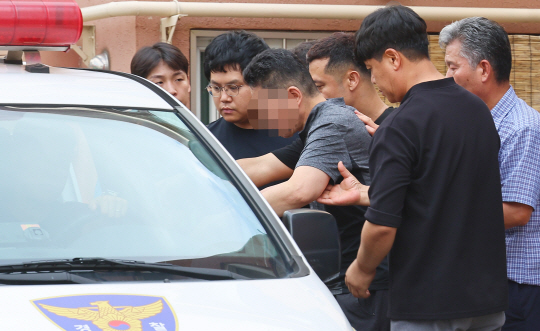 27일 인천시 부평구 모 빌라에서 지인을 흉기로 찌른 뒤 건물에서 뛰어내리겠다고 위협하며 경찰과 대치하던 50대 남성이 경찰에 연행되고 있다. 연합뉴스