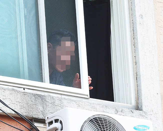 27일 인천시 부평구 모 빌라에서 50대 남성이 지인을 흉기로 찌른 뒤 건물에서 뛰어내리겠다고 위협하며 경찰과 대치하고 있다. 연합뉴스