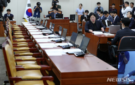 장제원 국회 과학기술정보방송통신위원회 위원장이 27일 오전 서울 여의도 국회에서 열린 전체회의에서 개회를 선언하며 의사봉을 두드리고 있다. 더불어민주당 의원들은 일방적인 회의 개최를 문제 삼아 불참했다. 뉴시스.