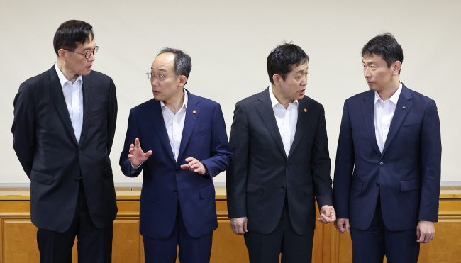 추경호(왼쪽 두 번째) 부총리 겸 기획재정부 장관이 미국 연방준비제도(Fed)가 기준금리를 0.25%포인트 인상한 27일 오전 서울 중구 은행회관에서 비상거시경제금융회의에 참석한 경제·금융 수장들과 이야기를 하고 있다. 왼쪽부터 이창용 한국은행 총재, 추 부총리, 김주현 금융위원장, 이복현 금융감독원장.  연합뉴스