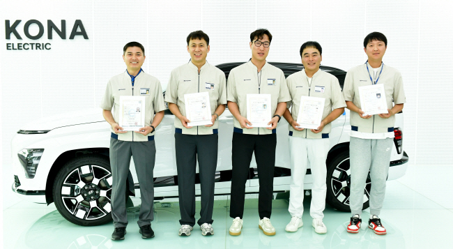 제74회 기능장 시험에 나란히 합격한 현대자동차 설비1부 안순섭(왼쪽부터), 김용섭, 이종경, 박세훈, 김현수 씨 등 5명이 울산공장 홍보관 1층에서 기능장 합격증을 들고 기념사진을 찍고 있다.  현대자동차 제공