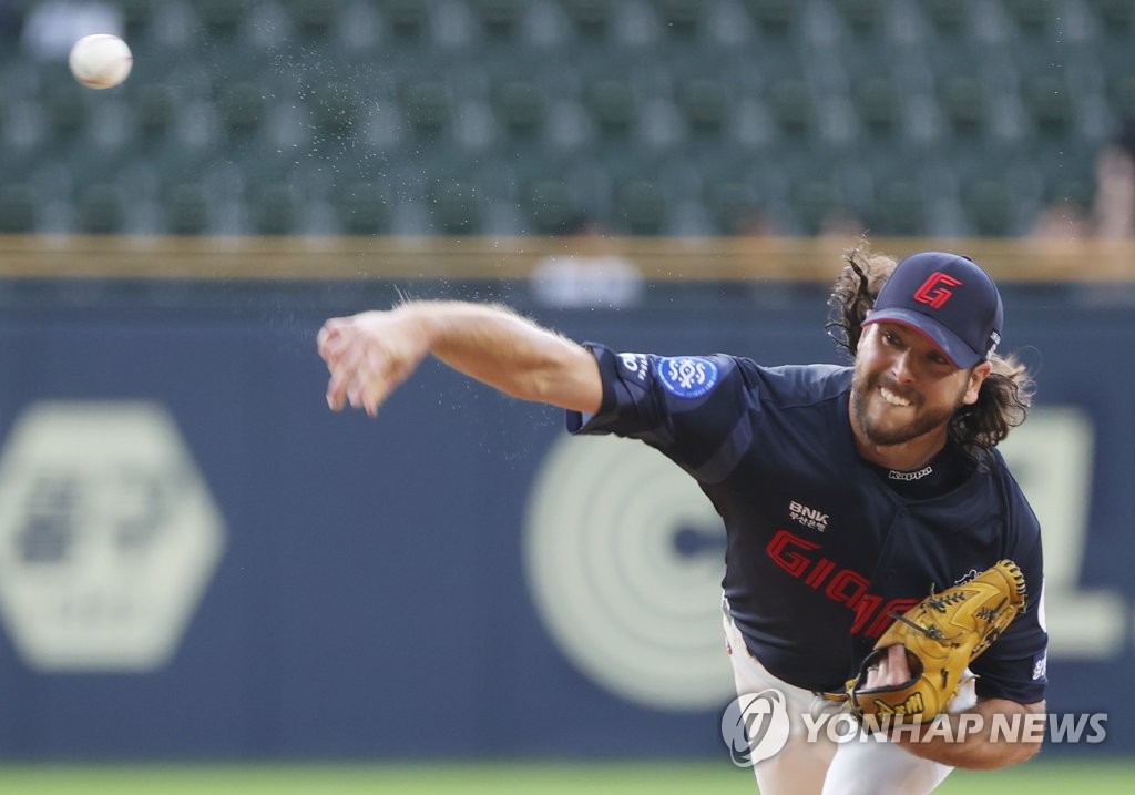 26일 오후 서울 잠실야구장에서 열린 2023 프로야구 롯데 자이언츠와 두산 베어스의 경기. 1회말 롯데 선발 윌커슨이 역투하고 있다. 2023.7.26