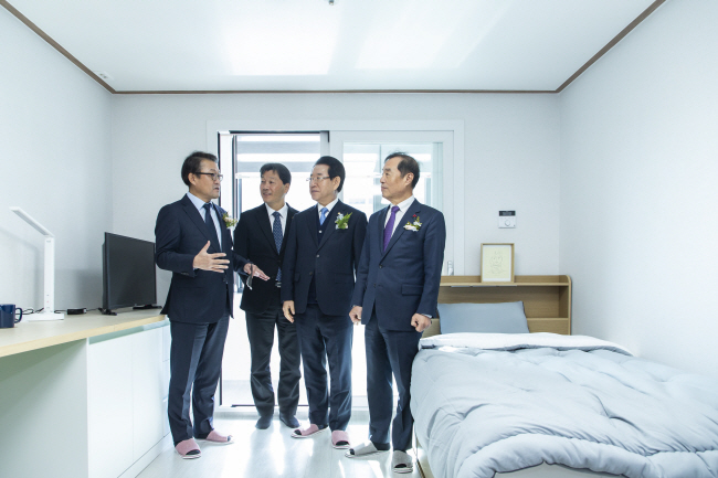 2월 전남 순천시에서 열린 ‘삼성희망디딤돌’ 전남센터 개소식에 참석한 관계자들이 자립준비 청년들이 거주할 공간을 둘러보고 있다.   삼성전자 제공