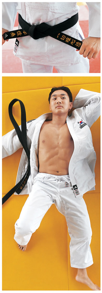 이준환은 중학교 때부터 벨트(위 사진)에 모든 것이 마음먹기에 달렸다는 뜻의 ‘일체유심조(一切唯心造)’를 새기고 훈련했다. 이준환은 평소에도 대회 출전 때와 큰 차이가 없는 몸무게를 유지하고 있다. 강도 높은 훈련으로 다져진 복근(아래)이 선명하다.  곽성호 기자