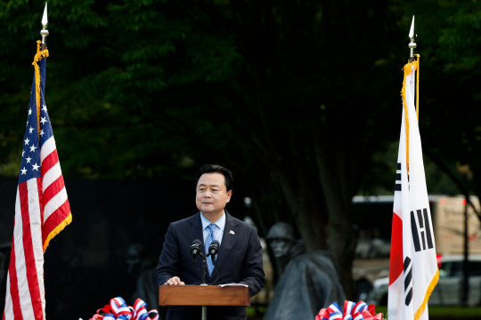 조현동 주미 한국대사가 27일 워싱턴 DC 한국전 참전공원에서 열린 한국전쟁 정전협정 70주년 기념식에서 기념사를 하고 있다. AFP 연합뉴스