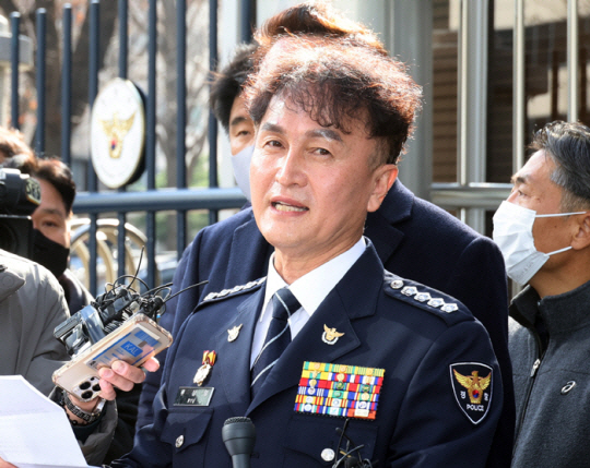 행정안전부의 경찰국 신설에 반대하며 경찰서장 회의를 주도했다가 정직 3개월 징계를 받았던 류삼영 총경이 지난해 12월 8일 중앙징계위원회가 열리는 서울 서대문구 경찰청 앞에서 기자회견을 하고 있다. 연합뉴스