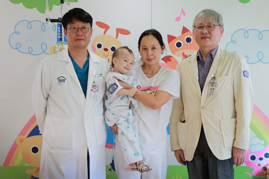 26일 카자흐스탄 국적으로 선천성 심장병을 앓아론 아미나 베케쉬(Amina Bekesh·왼쪽 두번째)양이 수술 후 퇴원을 앞두고 어머니인 디나라 무카노바(Dinara Mukanova)씨 및 의료진들과 기념촬영을 했다. 왼쪽 첫번째가 수술을 집도한 이철 서울성모병원 심장혈관흉부외과 교수. 오른쪽 첫번째는 이재영 서울성모병원 소아청소년과 교수.서울성모병원 홈페이지 캡처