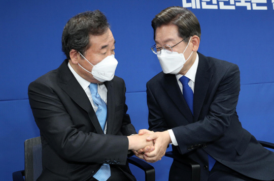 지난해 3월 이낙연 총괄선대위원장과 이재명 당시 대통령 후보가 10일 오후 서울 여의도 더불어민주당 중앙당사에서 열린 선거대책위원회 해단식에서 서로 격려하고 있다. 뉴시스