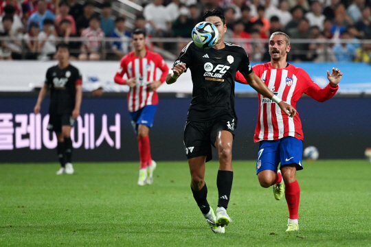 AT마드리드 앙투안 그리즈만과 팀 K리그 정태욱이 볼을 다투고 있다. 문호남 기자