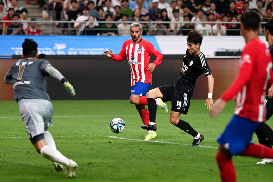 AT마드리드 앙투안 그리즈만이 슛하고 있다. 문호남 기자