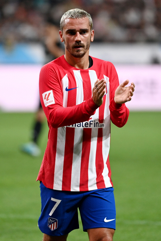 27일 서울월드컵경기장에서 열린 쿠팡플레이 시리즈 1차전 팀 K리그와 아틀레티코 마드리드(AT마드리드)의 경기. AT마드리드 앙투안 그리즈만이 코너킥을 차기 위해 코너 플래그로 향하고 있다. 문호남 기자