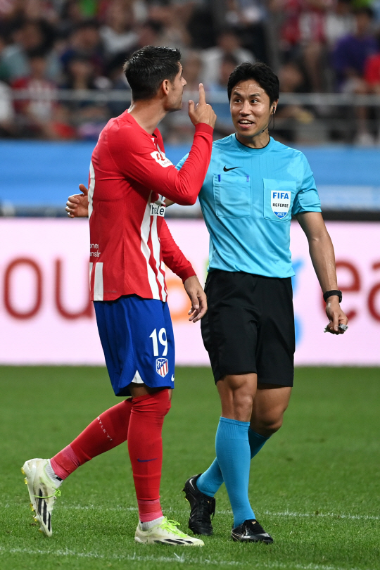 AT마드리드 알바로 모라타가 심판의 오프사이드 판정에 항의하고 있다. 문호남 기자