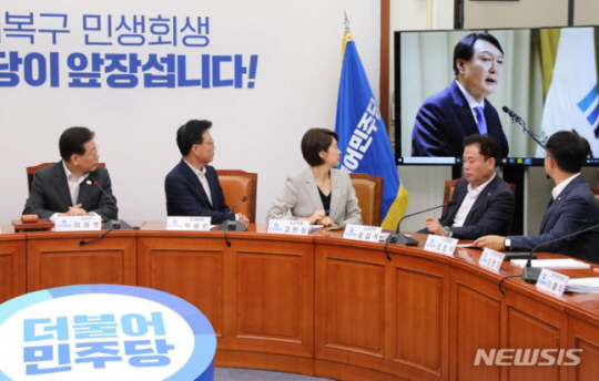 더불어민주당 이재명 대표와 박광온 원내대표 등 지도부가 28일 서울 여의도 국회에서 열린 최고위원회의에서 윤석열 대통령의 검찰총장 시절 특별활동비 관련 영상을 보고 있다. 뉴시스