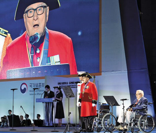 27일 부산 해운대구 영화의 전당 야외극장에서 열린 ‘유엔군 참전의 날·정전협정 70주년’ 기념식에서 참전 용사 콜린 태커리(왼쪽) 노병 등이  ‘아리랑’을 부르고 있다. 사진공동취재단