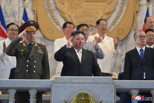 북한이 ‘전승절’(6ㆍ25전쟁 정전협정기념일) 70주년인 지난 27일 저녁 평양 김일성광장에서 열병식을 개최했다고 조선중앙통신이 28일 보도했다. 김정은 국무위원장 등이 경례하는 모습. 조선중앙통신 캡처／연합뉴스