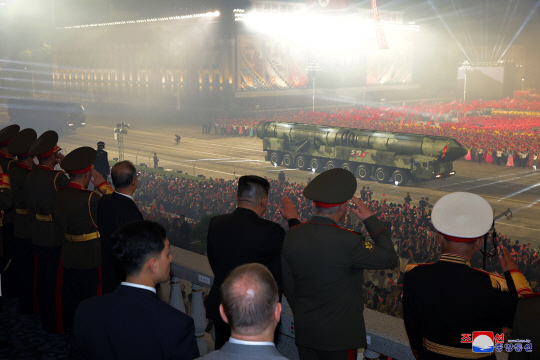 지난 27일 저녁 북한의 ‘전승절’(6ㆍ25전쟁 정전협정기념일) 70주년인 열병식이 열린 평양 김일성광장 앞을 고체연료 화성-18형 대륙간탄도미사일(ICBM)이 지나가고 있다. 조선중앙통신 캡처