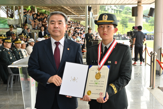 28일 육군부사관학교에서 열린  23-2기 부사관 임관식에서 이종섭 국방부장관이 대통령상을 수상한 최선아 하사와 기념사진을 촬영하고 있다. 국방부 장관이 육군 부사관 임관식에 참석한 것인 이번이 처음이다. 육군 제공