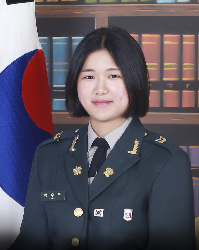 28일 하사로 임관한 가라테 4단, 합기도 4단, 특공무술 2단, 태권도 1단 도합 11단의 무술고수인 박수빈. 육군 제공