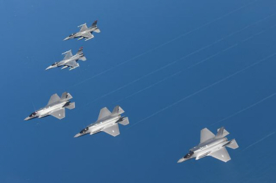우리 공군의 F-35A 3대가 28일 한·미 연합공중훈련인 ‘쌍매훈련’에 처음 참가해 미 공군의 F-16 2대와 편대비행을 하고 있다. 공군 제공