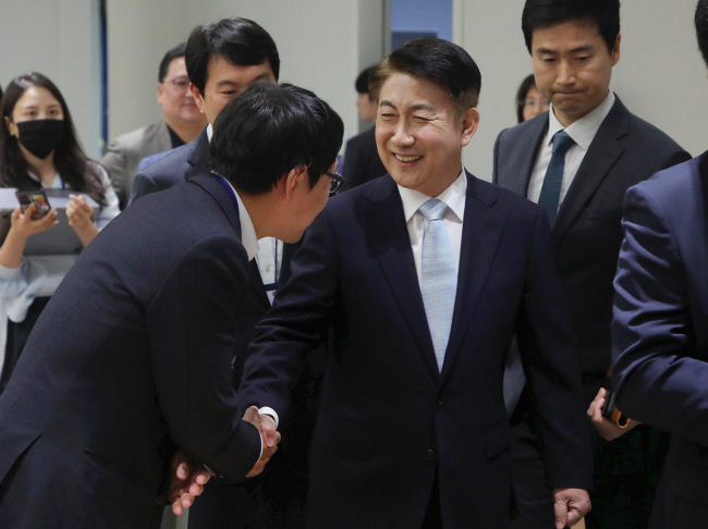 윤석열 대통령이 방송통신위원장 후보로 지명한 이동관 대통령 대외협력특보가 28일 오전 대통령실 청사에서 김대기 대통령 비서실장의 발표 후 소감을 밝힌 뒤 기자들과 인사하고 있다. 뉴시스