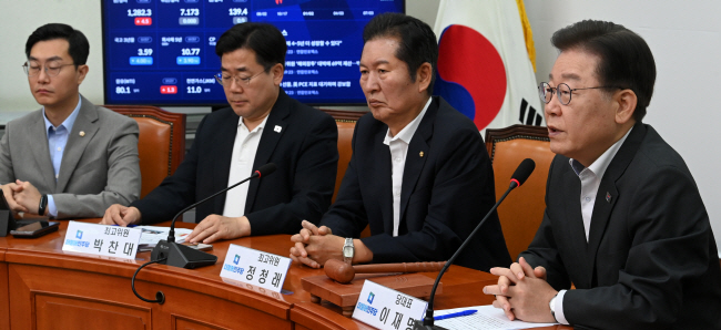 이재명(오른쪽) 더불어민주당 대표가 28일 오전 국회에서 열린 최고위원회의에 참석해 모두발언을 하고 있다. 오른쪽부터 이 대표, 정청래·박찬대·장경태 최고위원.  곽성호 기자