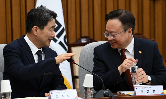 이주호(왼쪽) 부총리 겸 교육부 장관과 조규홍 보건복지부 장관이 28일 오전 국회에서 열린 유보 관리체계 일원화 방안 관련 당정협의회에 참석해 이야기를 나누고 있다.   곽성호 기자