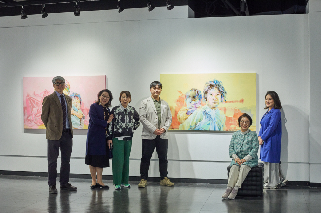 안수연(맨 오른쪽) 갤러리박영 대표가 지난 26일 오두산 통일전망대 전시에 참여한 작가들과 함께 전시장에서 포즈를 취했다.  갤러리박영 제공