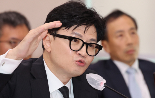 한동훈 법무부 장관이 지난 26일 국회에서 열린 법사위 전체회의에서 의원 질의에 답변하고 있다. 연합뉴스