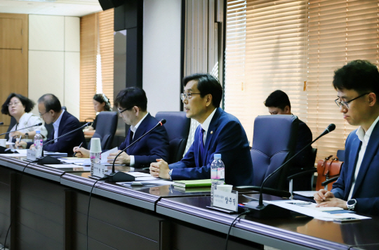 28일 한훈 농림축산식품부 차관이 서울 양재동 aT센터에서 열린 식재료 안전관리 및 수산물 소비촉진 업계 간담회에서 발언하고 있다.(농식품부 제공)