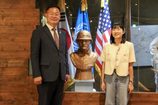 지난 28일 경북 칠곡군 칠곡 호국평화기념관에서 열린 월턴 해리스 워커 장군 흉상 제막식에서 김재욱(왼쪽) 칠곡군수와 학생이 기념 사진을 촬영하고 있다. 칠곡군청 제공