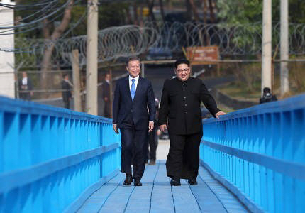 문재인 대통령과 김정은 북한 국무위원장이 정상회담을 위해 2018년 4월 폭이 넓어진 판문점 도보다리를 걷고 있다.  연합뉴스