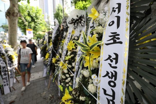 지난 27일 서울 서초구 서이초등학교에 최근 스스로 목숨을 끊은 교사를 추모하는 화환이 놓여 있다. 뉴시스