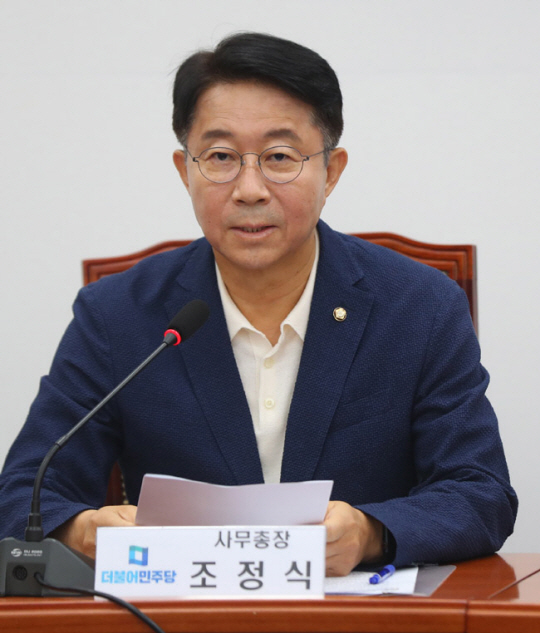 조정식 더불어민주당 사무총장이 30일 오전 서울 여의도 국회에서 열린 기자간담회에서 발언하고 있다. 뉴시스